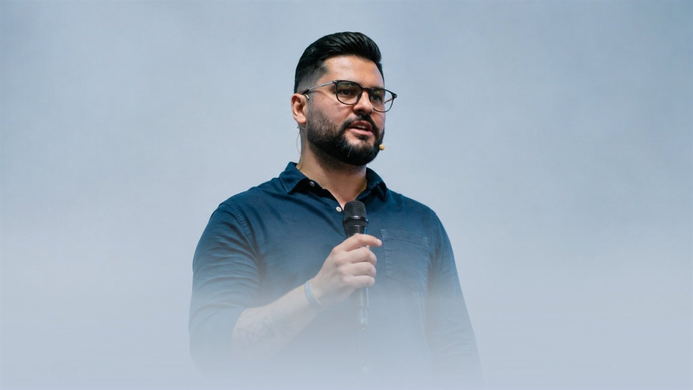 Pastor Thomas Abelini pregando ao microfone