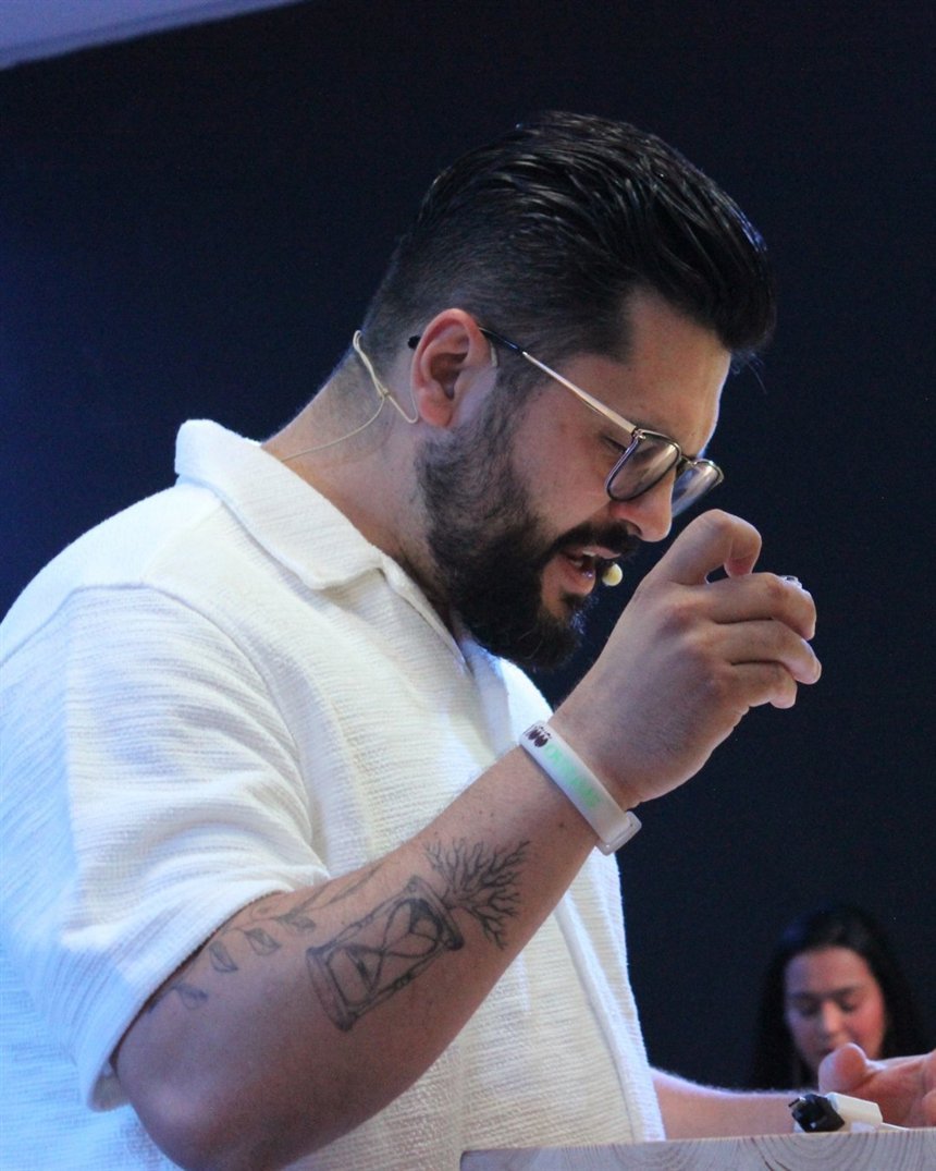 Pastor Thomas Abelini em oração na Igreja Projeto Vida Milano