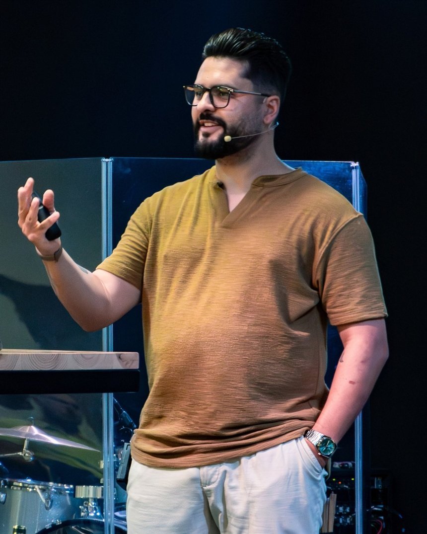 Pastor Thomas Abelini ministrando durante um culto